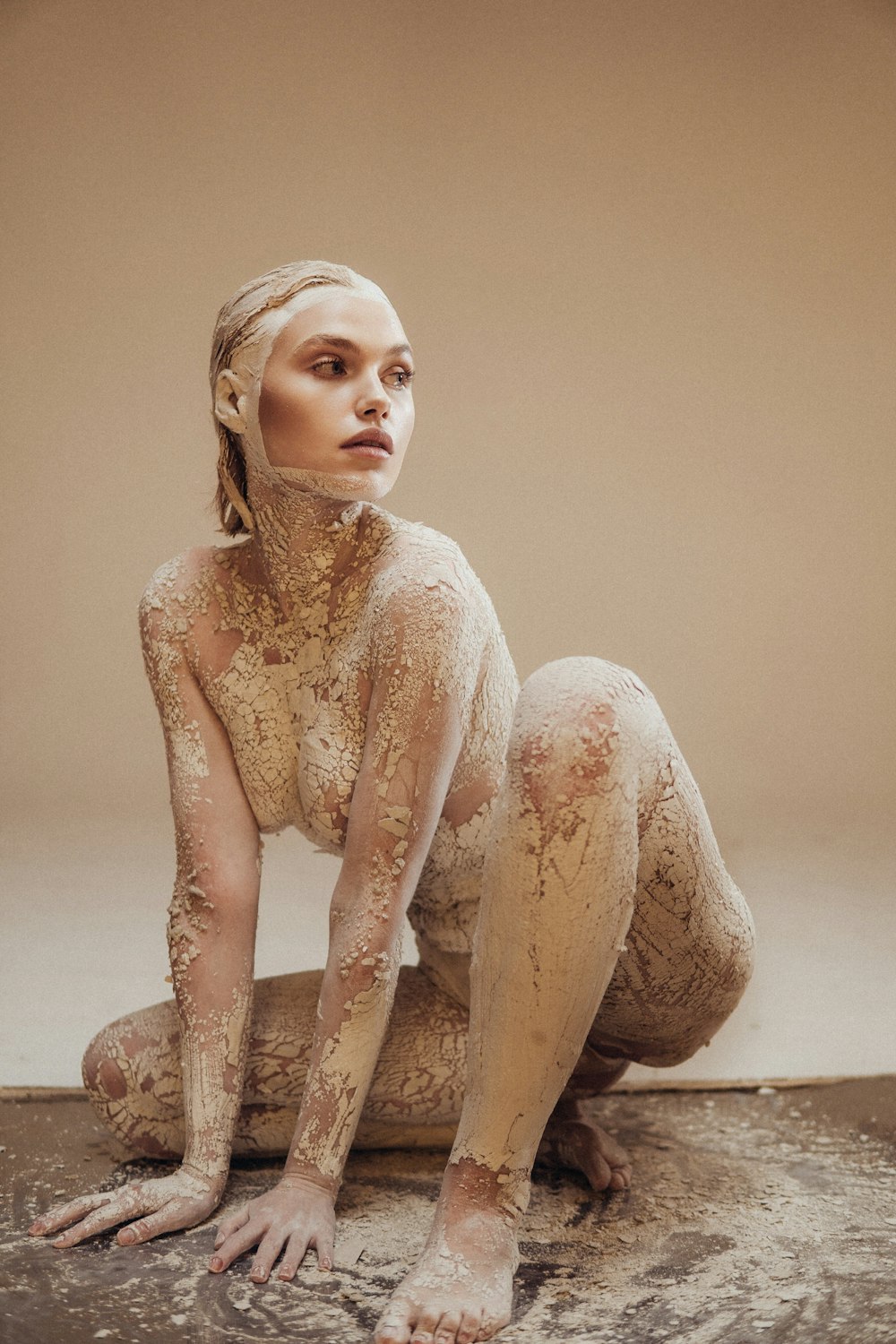 mujer en vestido de encaje blanco figurita