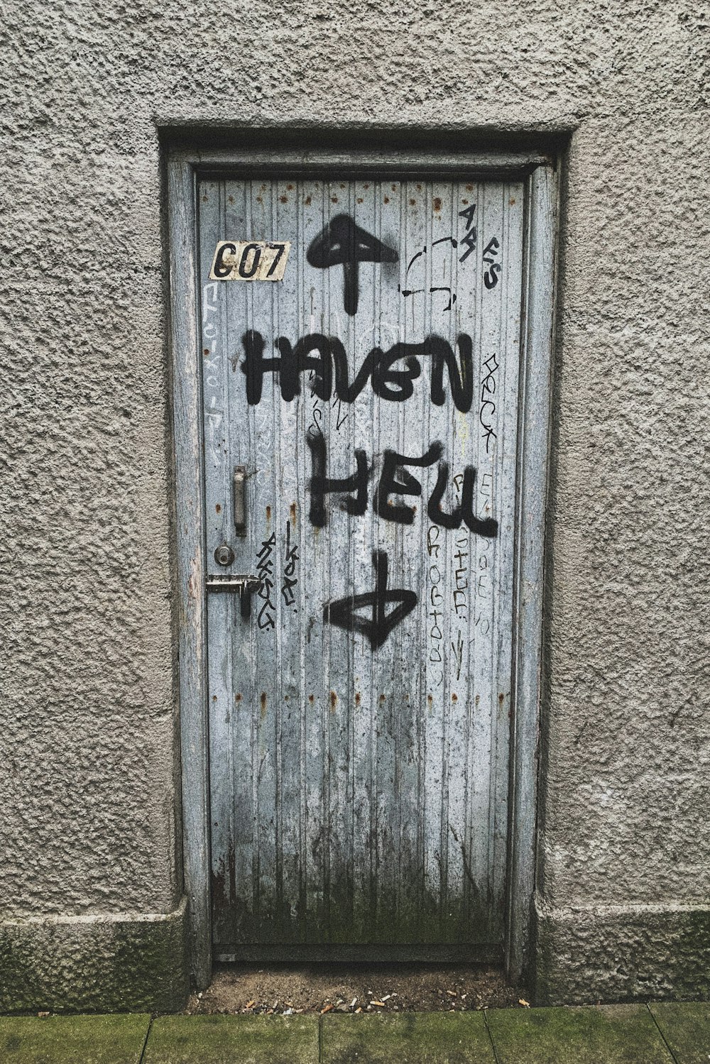 una porta che ha alcune scritte su di essa