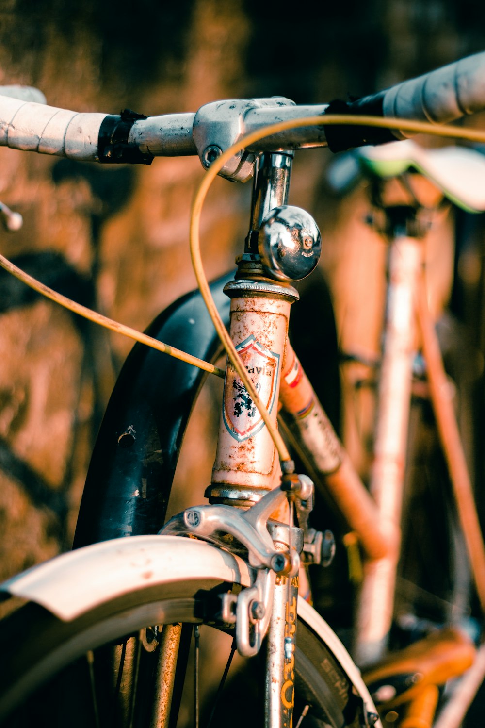 a close up of the handle bars on a bicycle