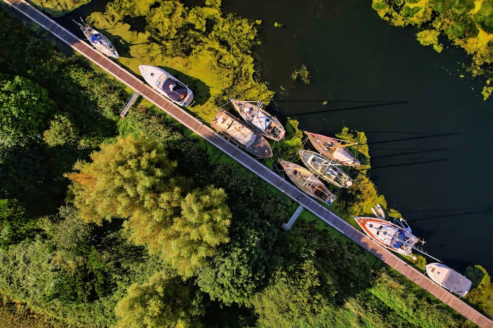 Vue aérienne d’un bateau blanc et bleu sur un plan d’eau pendant la journée