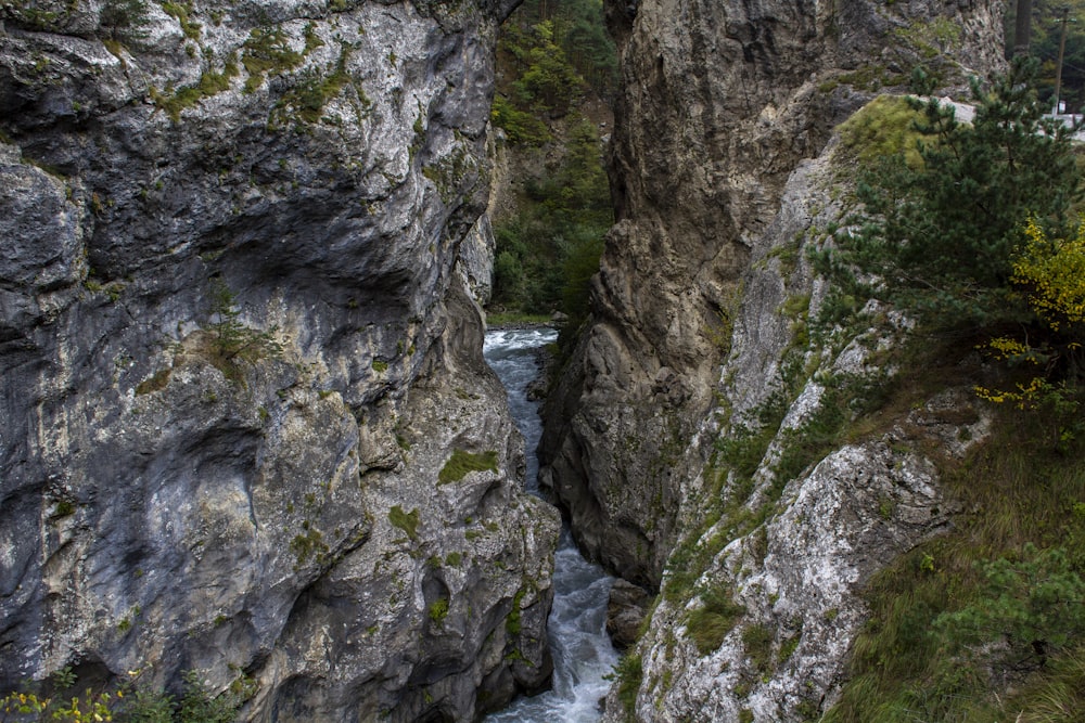 um rio que flui entre duas grandes rochas