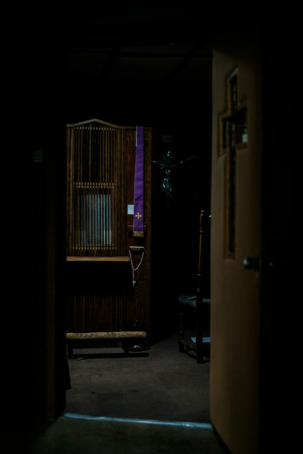 pianoforte verticale in legno marrone in camera