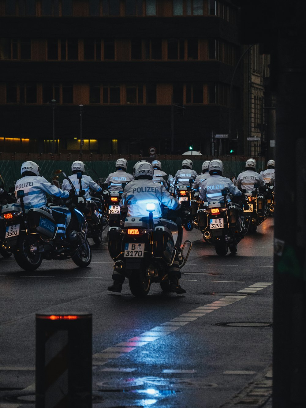 Menschen, die nachts Motorrad auf der Straße fahren