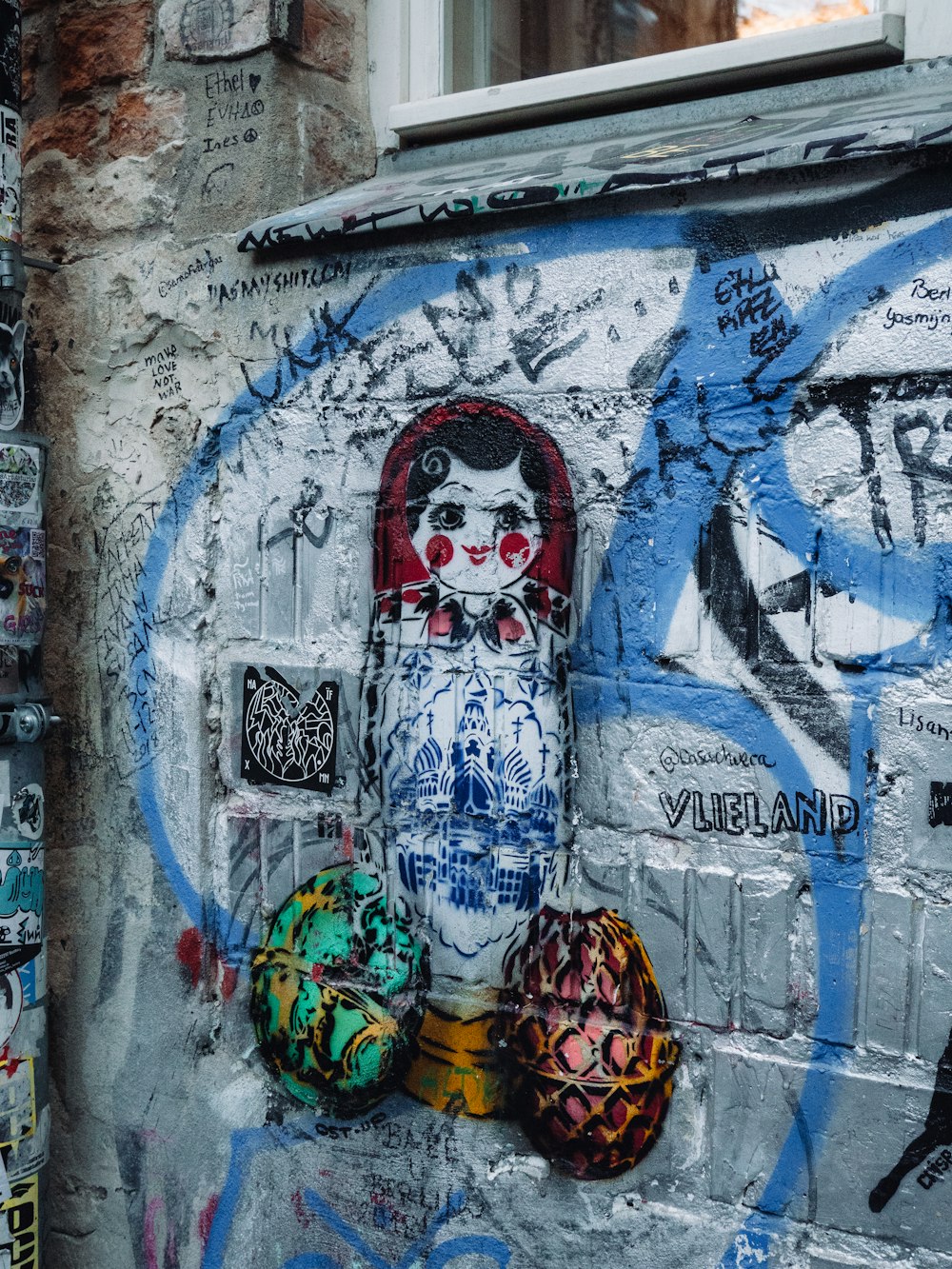 mujer en el graffiti del vestido amarillo y negro