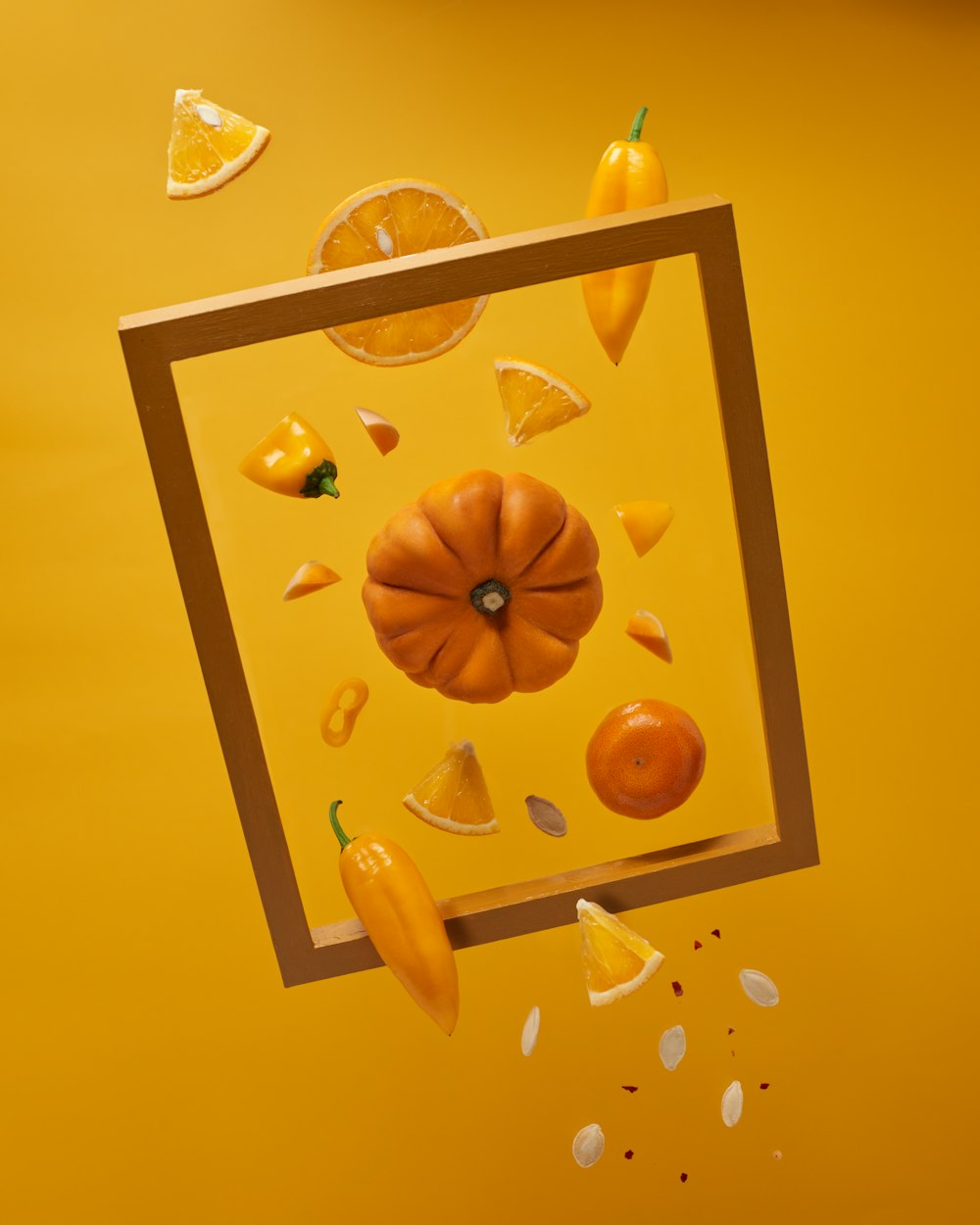orangefarbene Früchte auf braunem Holzwandgestell