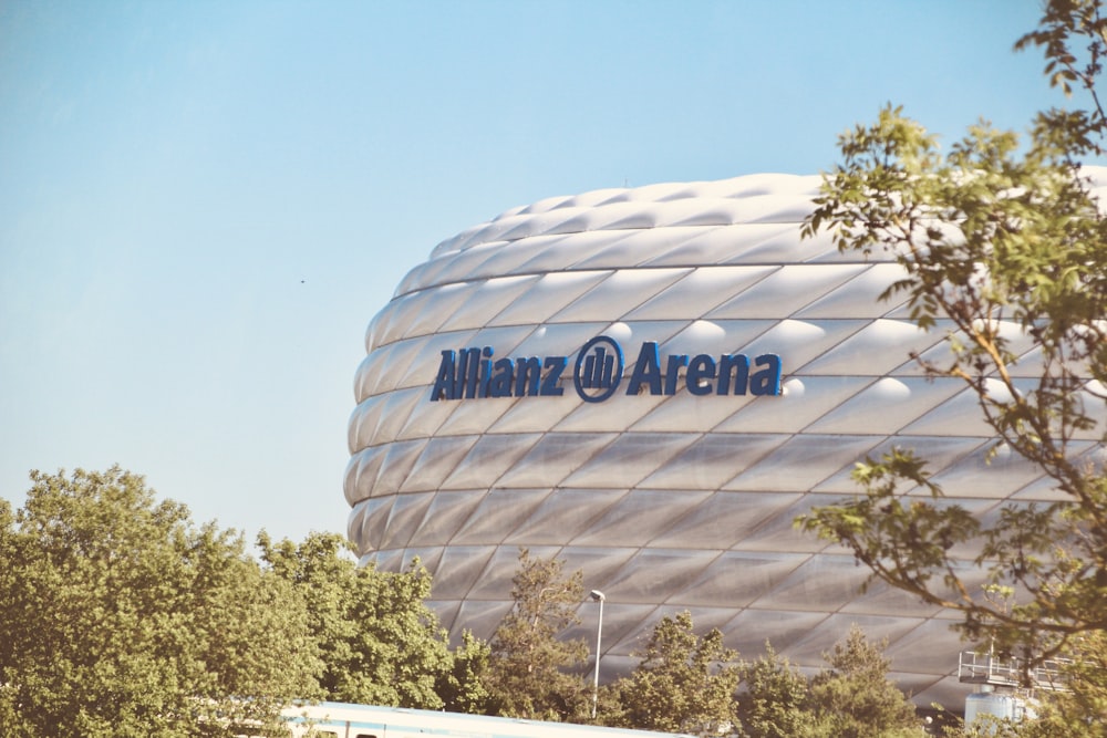 Ein großes weißes Gebäude mit dem Namen einer Arena darauf