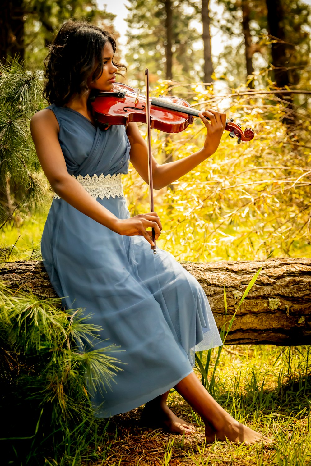 femme en robe blanche jouant du violon