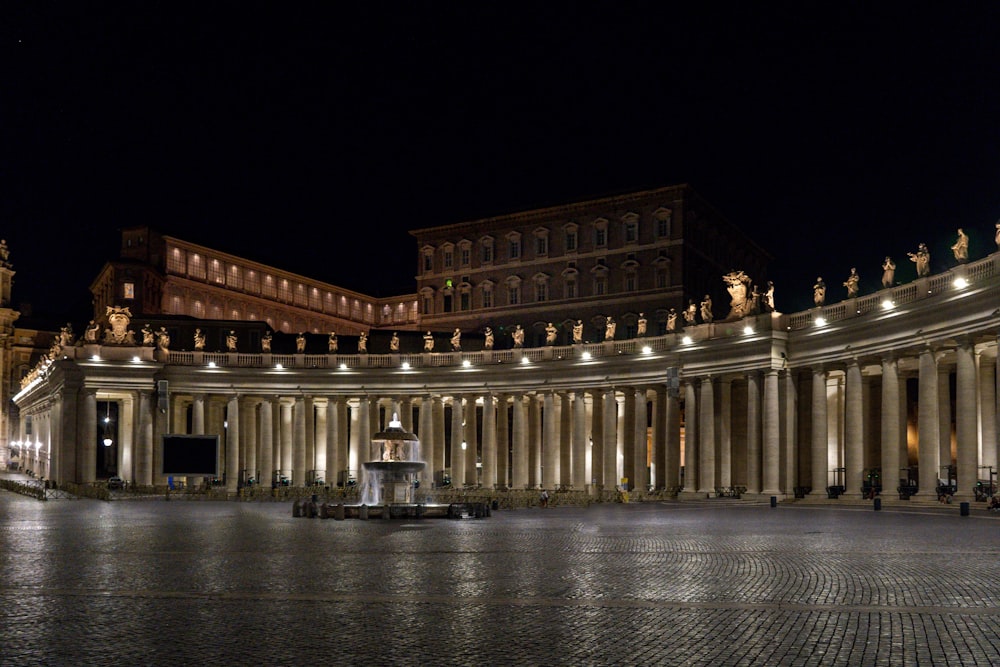 edificio in cemento marrone durante la notte