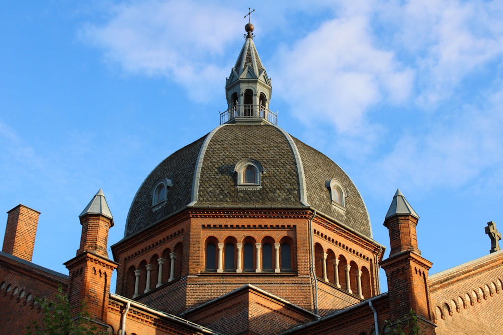 un grande edificio con un orologio in cima