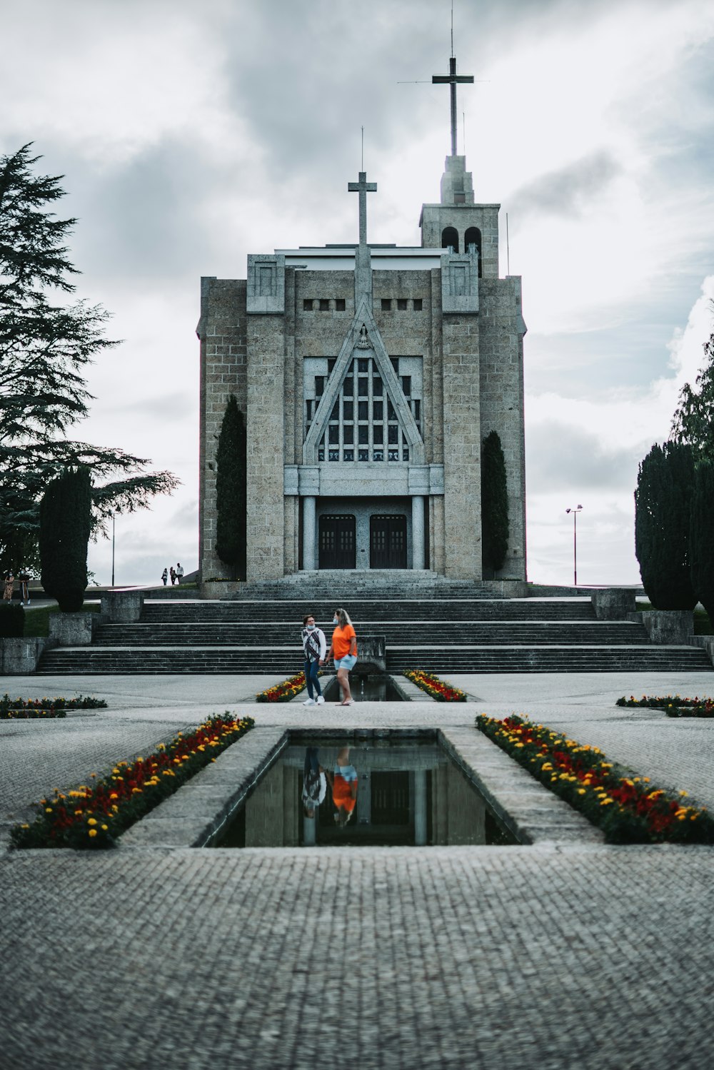 Un par de personas de pie frente a una iglesia