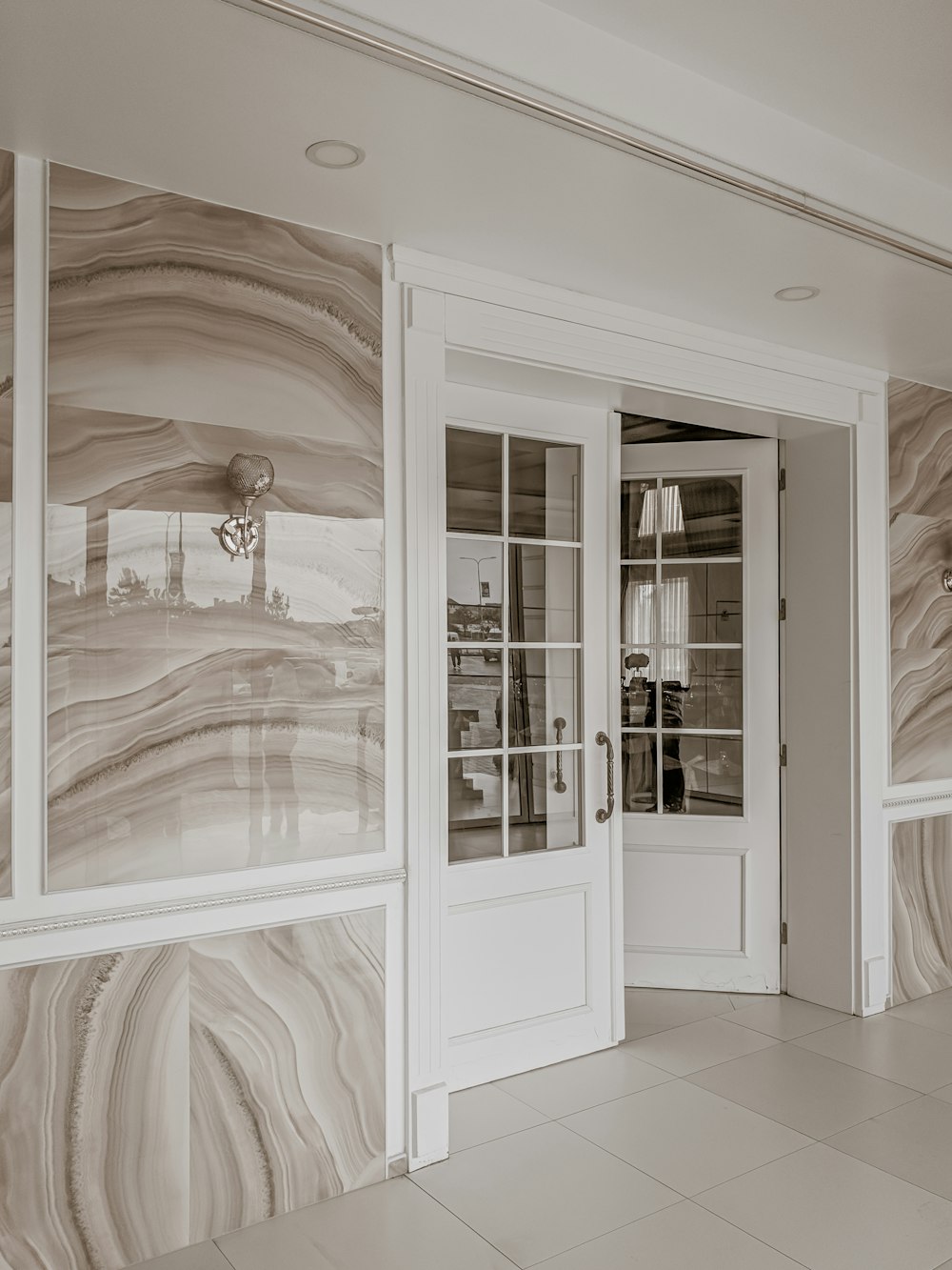 白い木枠のガラスドア