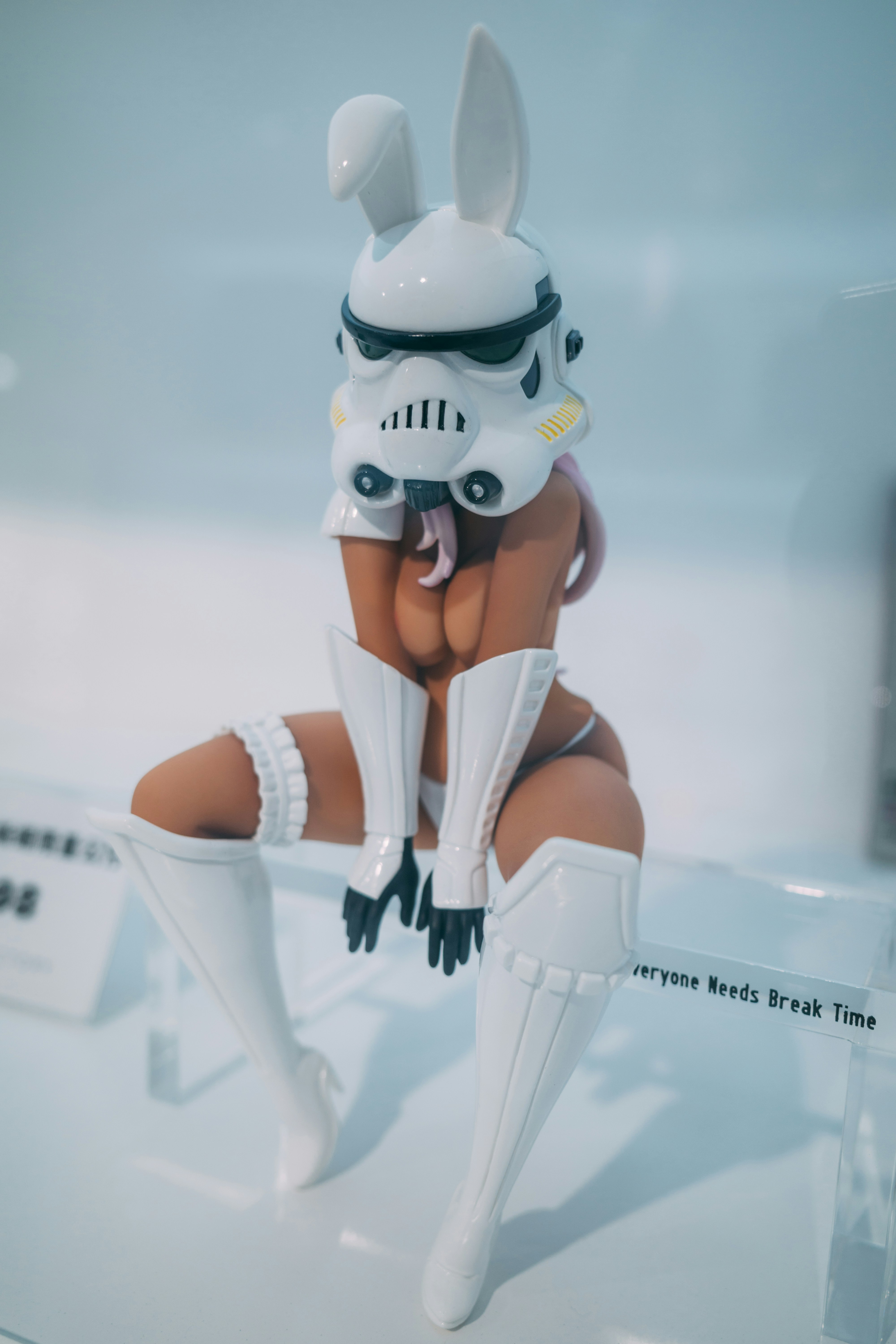 wanita berambut putih dengan celana pendek putih dan hitam action figure