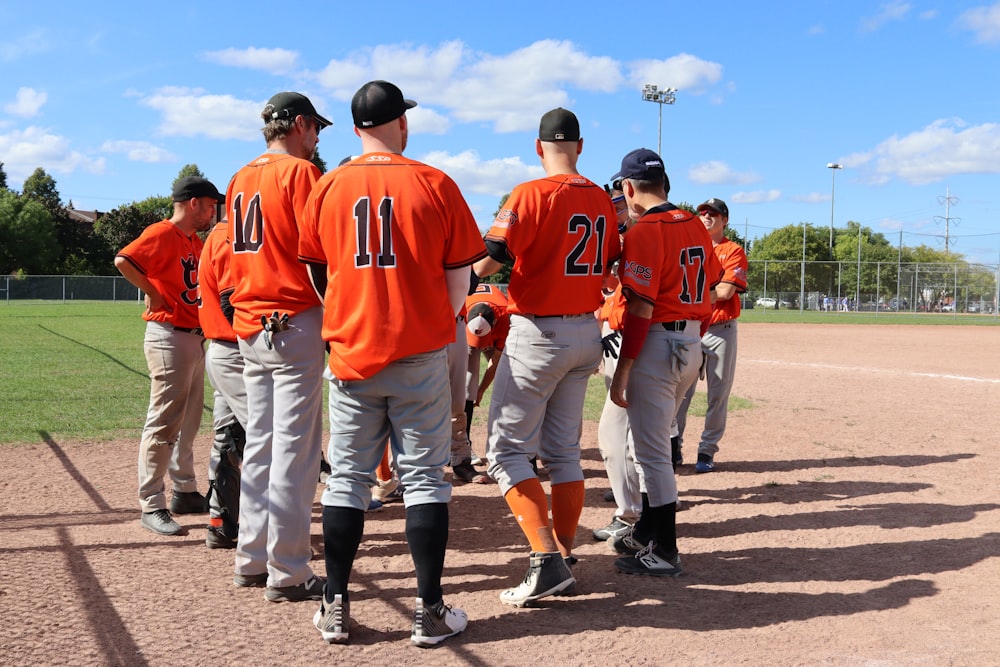 Un grupo de jugadores de béisbol parados uno al lado del otro en un campo