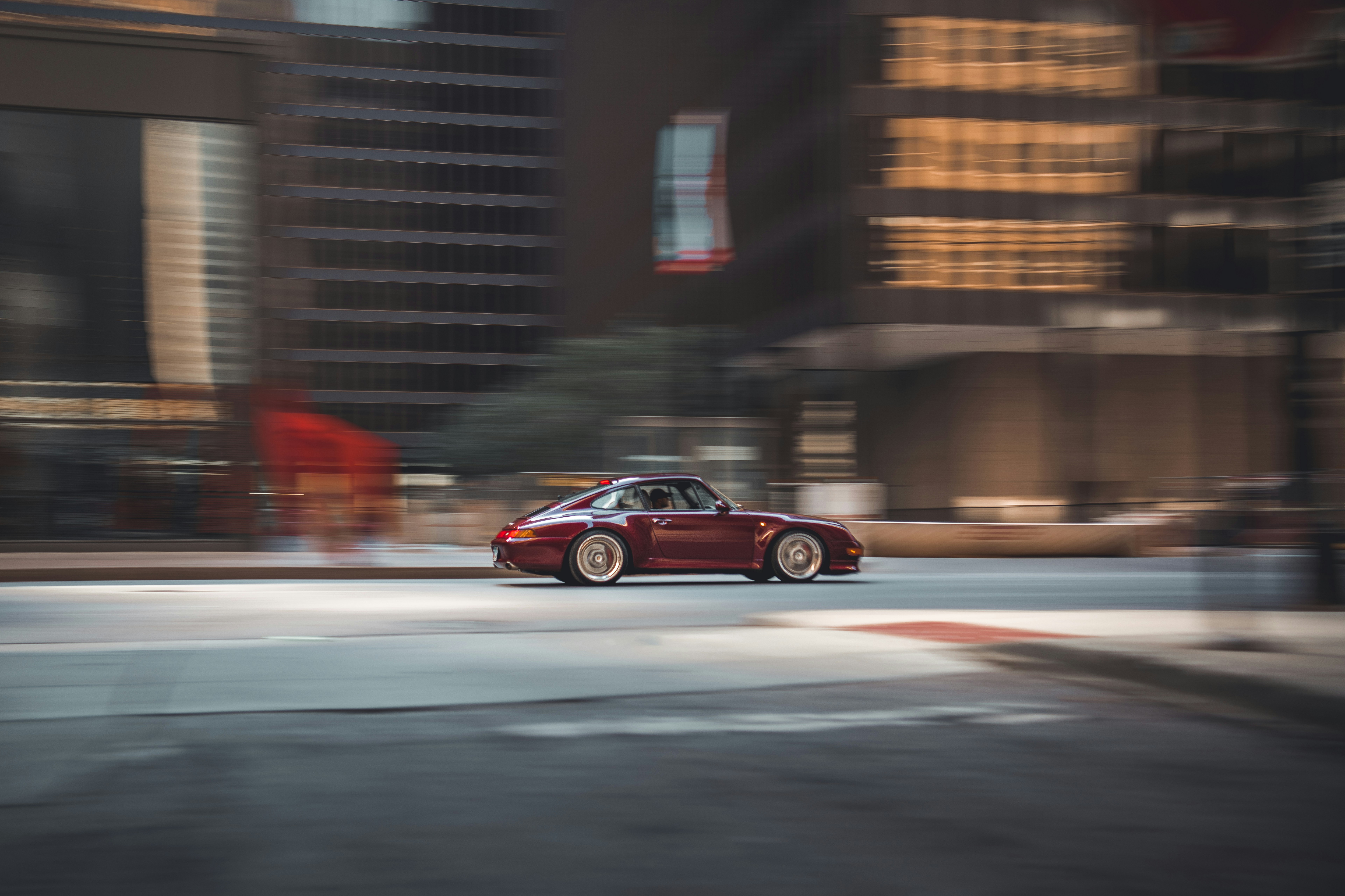 夜間の道路上の赤いポルシェ 911の写真 Unsplashで見つける車の無料写真