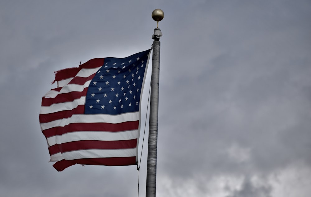 Eine amerikanische Flagge weht an einem bewölkten Tag im Wind