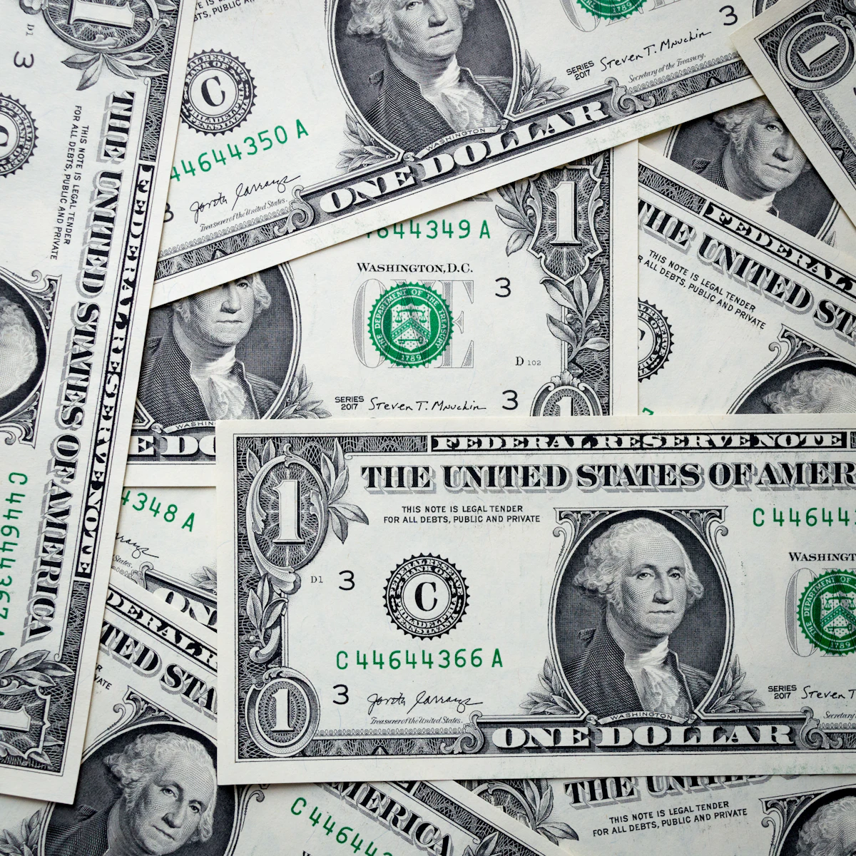 Tumpukan uang dolar dan rupiah berdampingan menggambarkan risiko fluktuasi kurs yang harus dipahami investor fractional saham Amerika