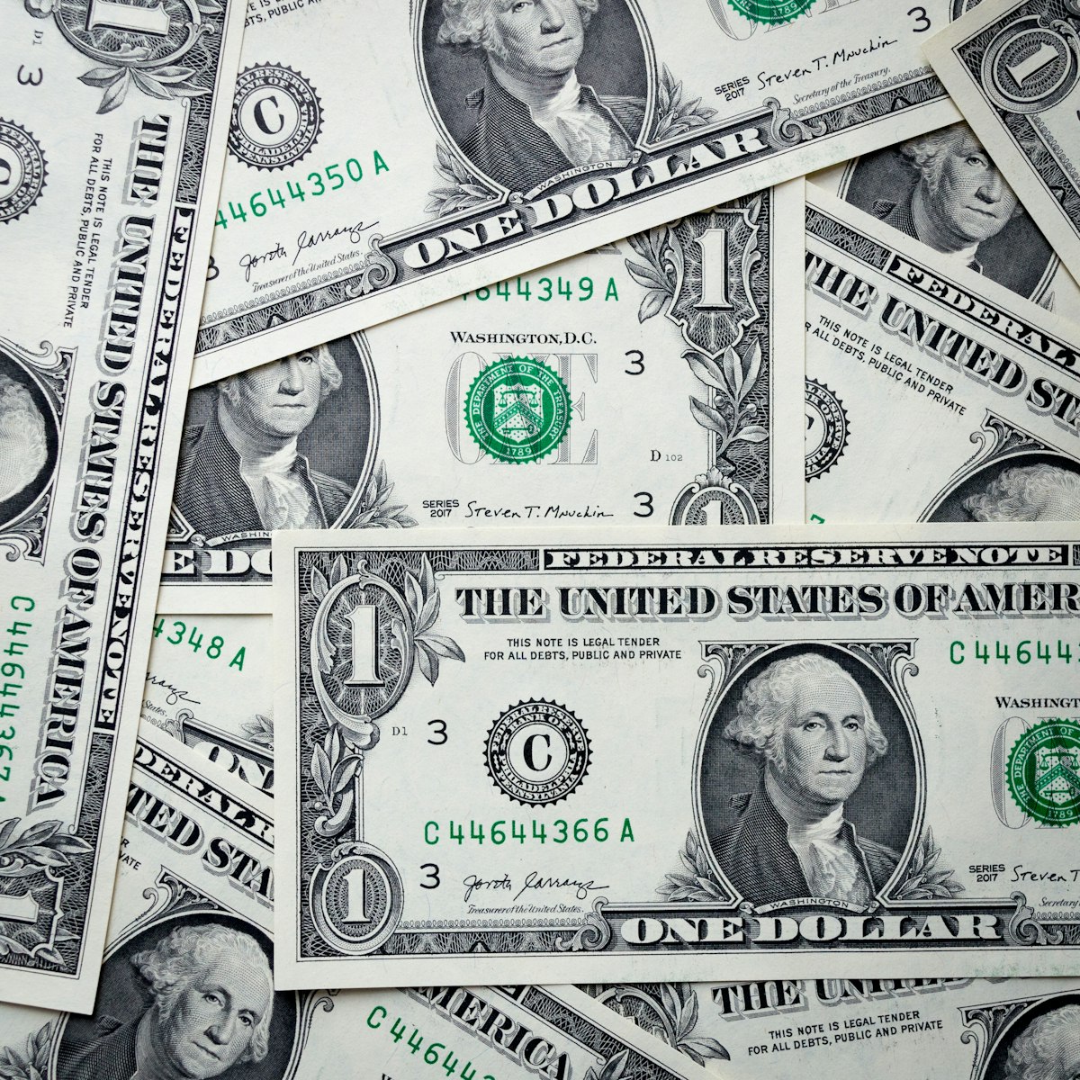 Tumpukan uang dolar dan rupiah berdampingan menggambarkan risiko fluktuasi kurs yang harus dipahami investor fractional saham Amerika