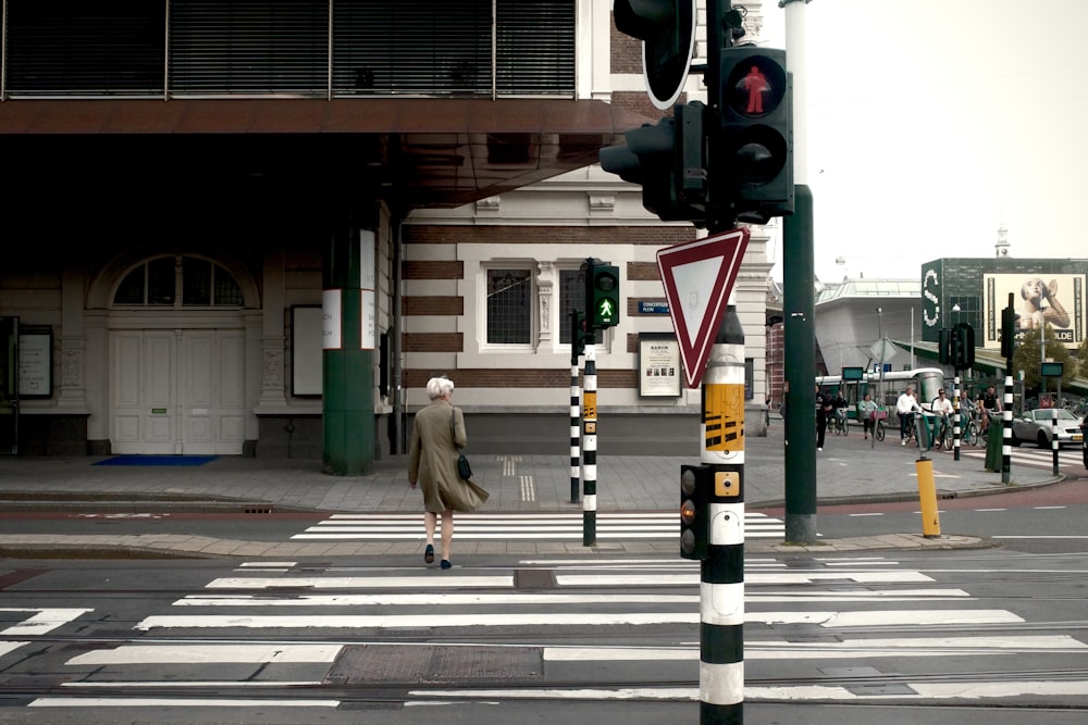 uma mulher atravessando a rua em uma faixa de pedestres