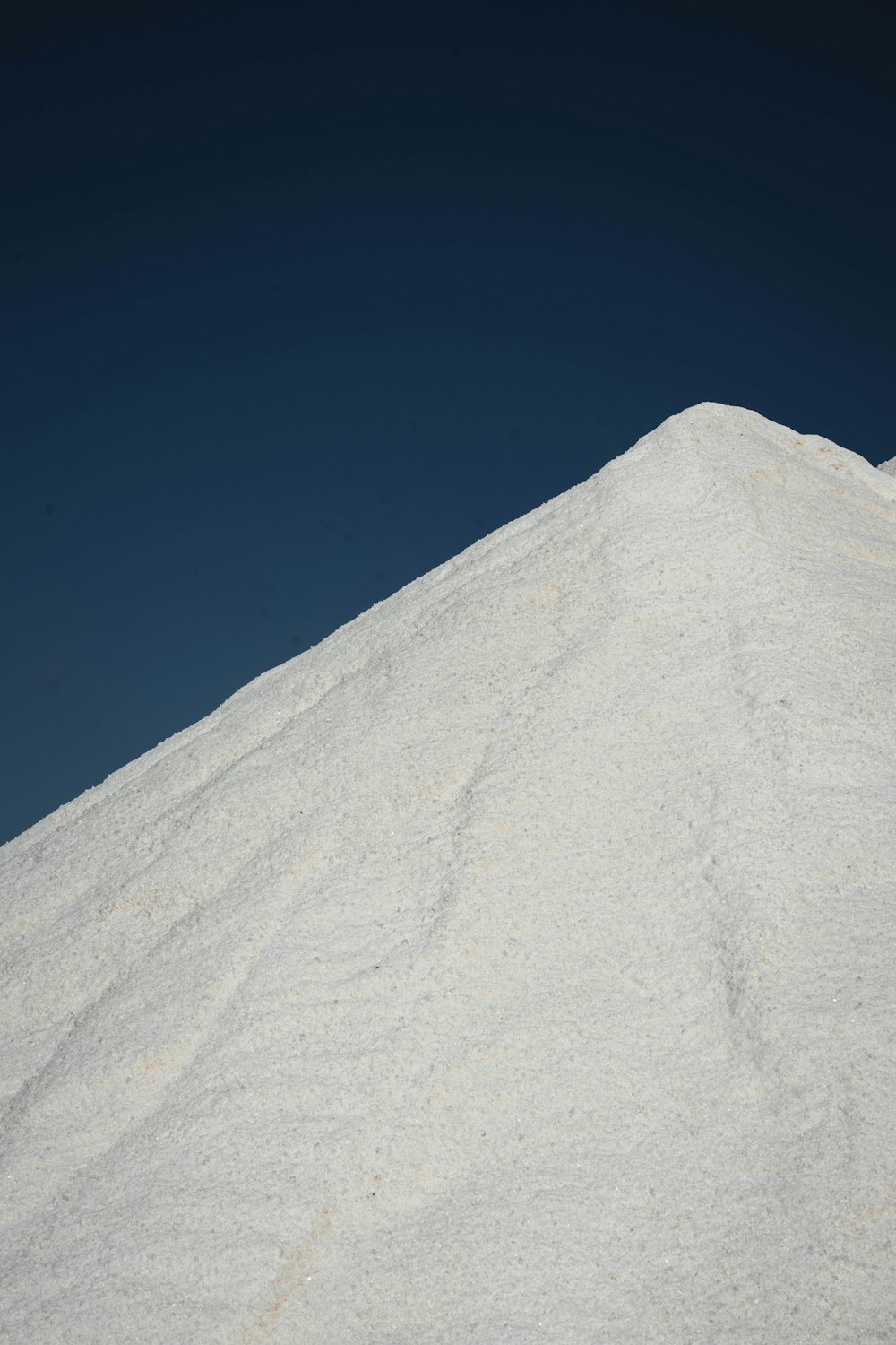 weißer Sand unter blauem Himmel tagsüber