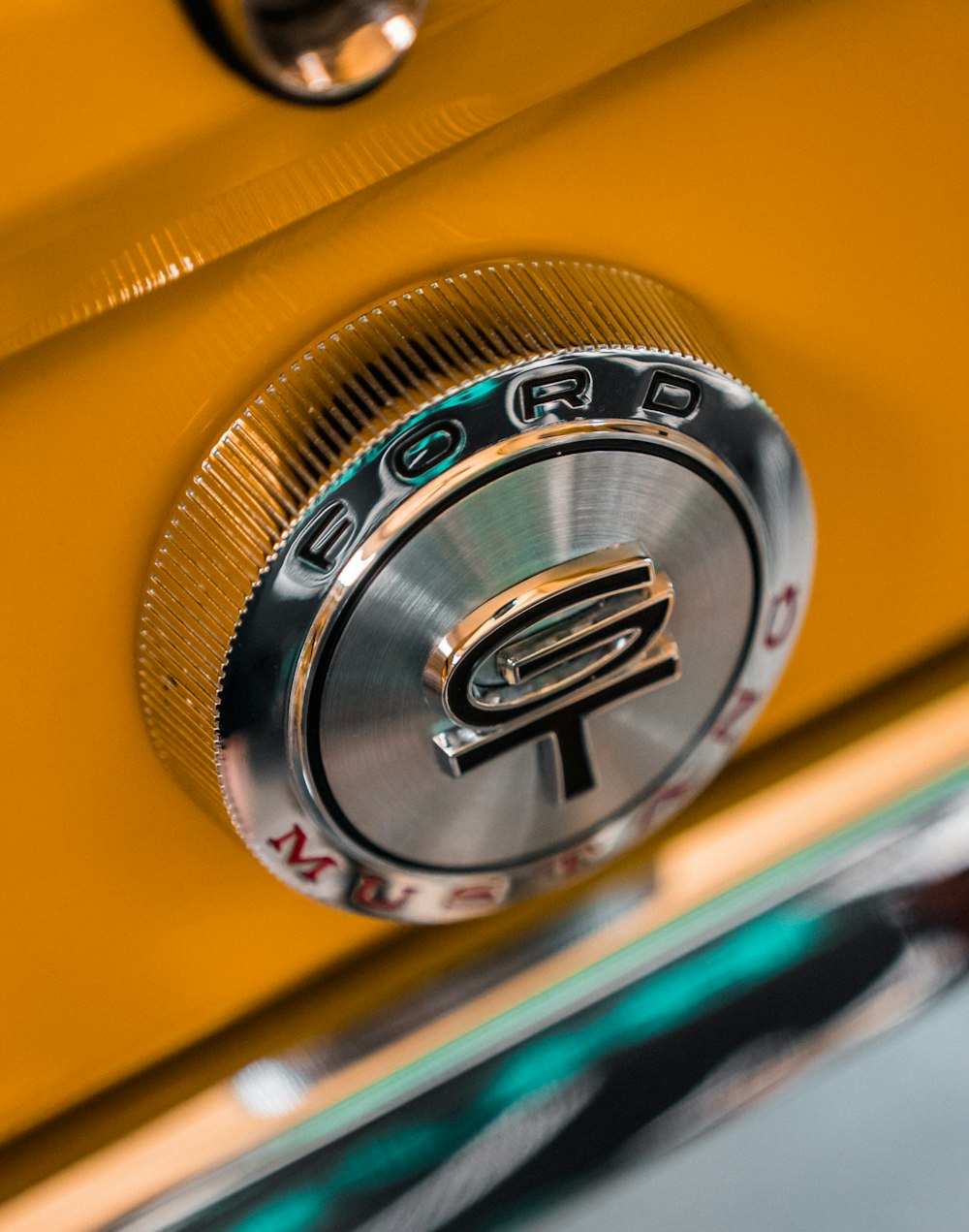 Emblema amarillo y plateado de Mercedes Benz