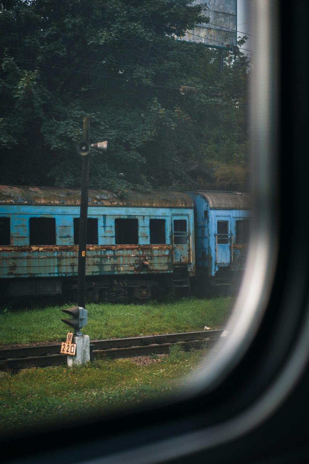 treno blu e rosso sui binari ferroviari