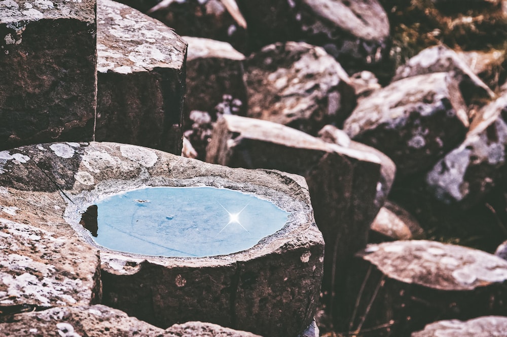 茶色の岩の上の青い水