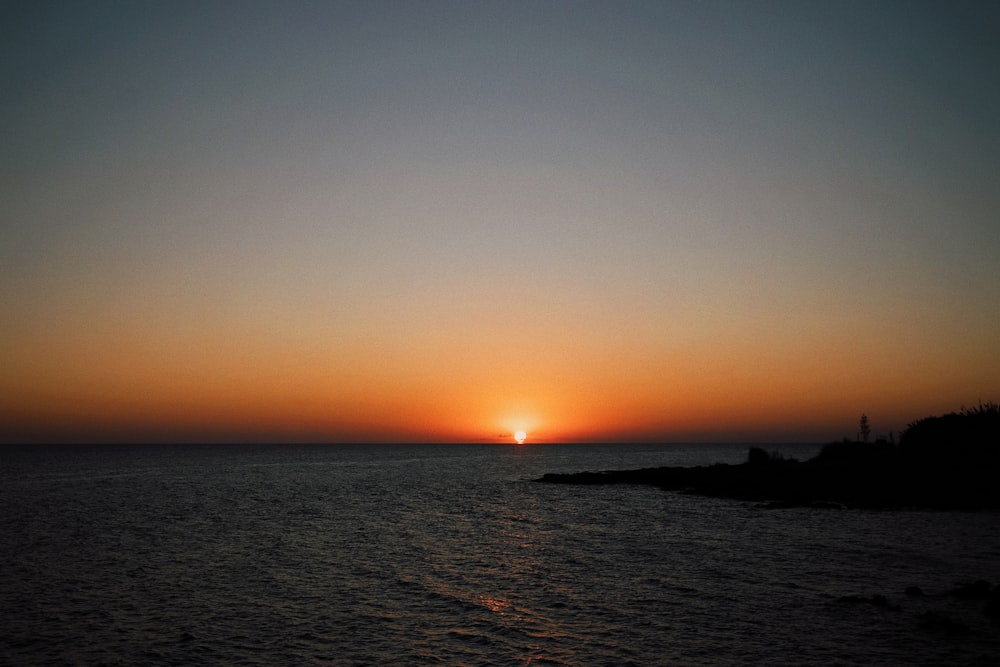 Cuerpo de agua durante la puesta de sol