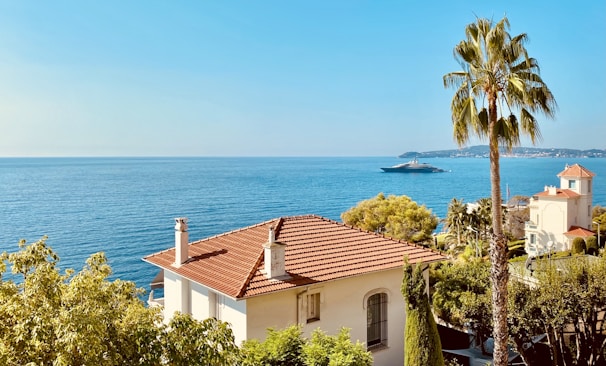 a boat is in the water near a house