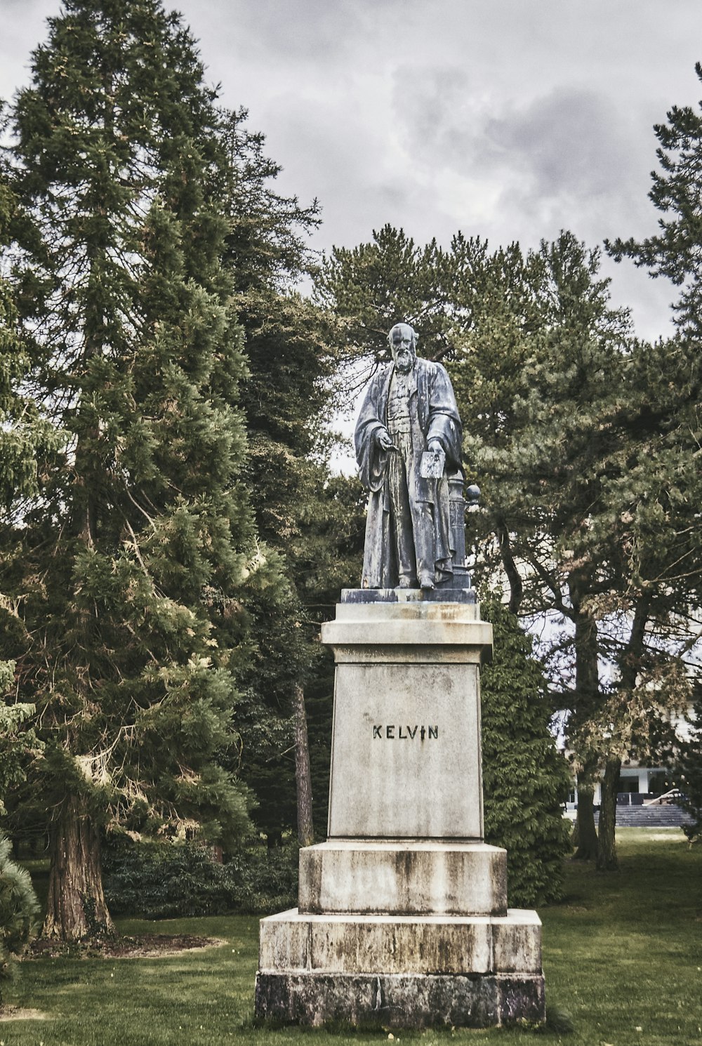 Estatua de hombre con abrigo negro