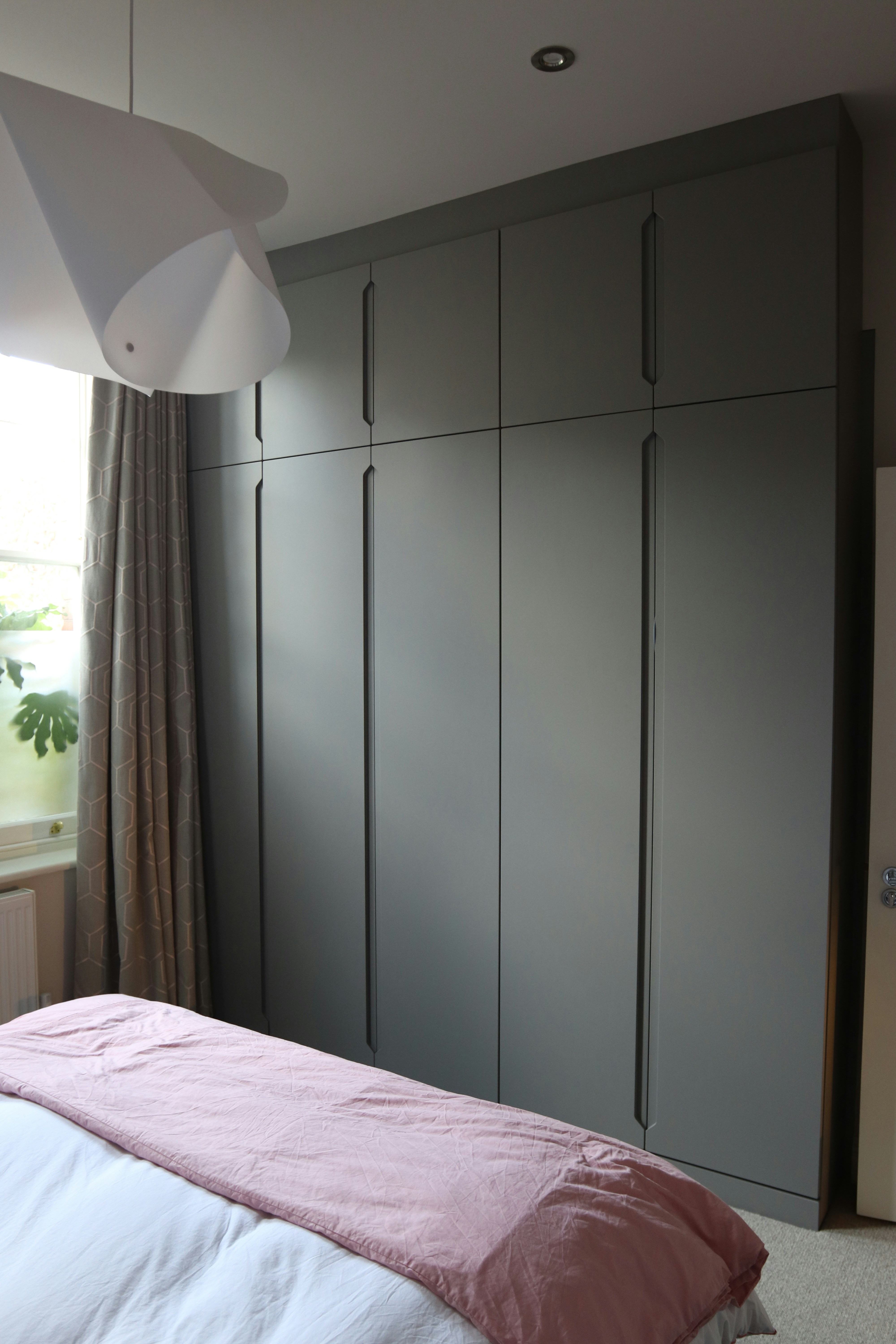 Foto De Ropa De Cama Blanca Y Rosa Cerca De Un Armario De Madera Blanca Imagen Gratuita Gris 