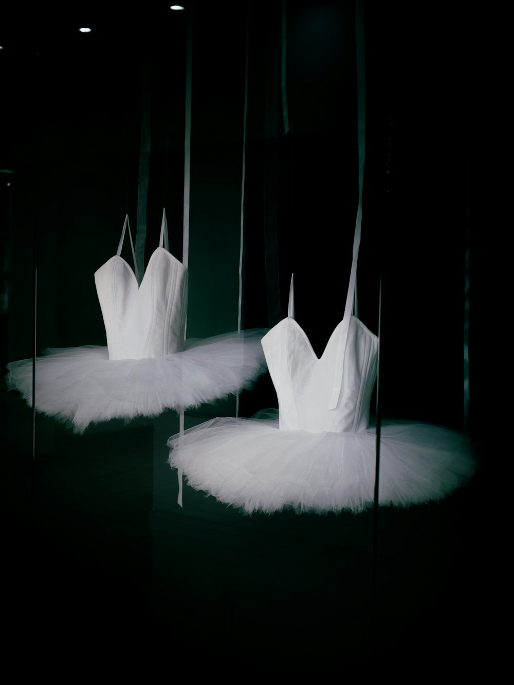 ein paar weiße Ballettschuhe sitzen auf einem Boden