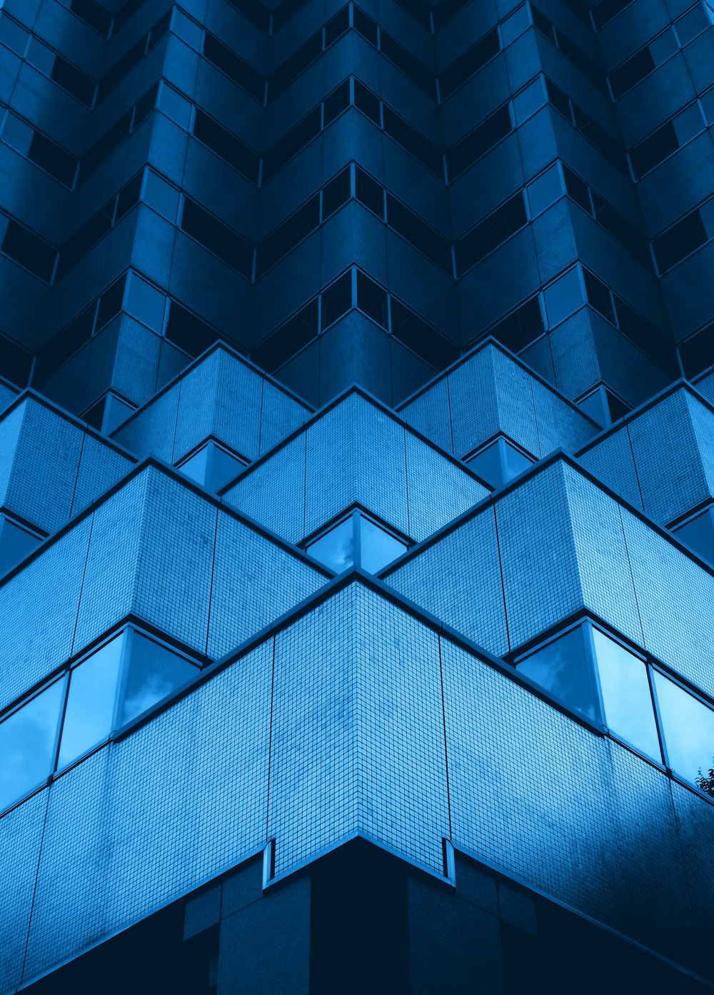 파란색과 흰색 유리 벽으로 둘러싸인 건물