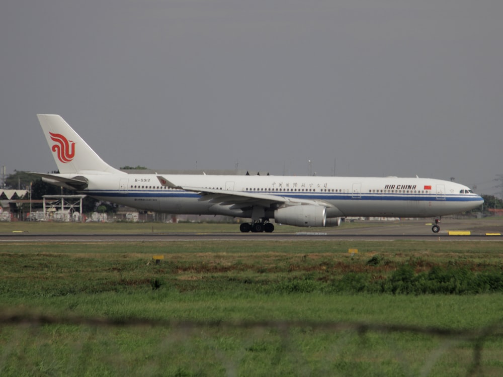 Un gran avión sentado en la parte superior de la pista de un aeropuerto