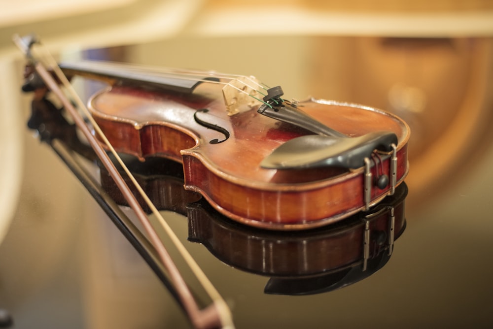 um close up de um violino em uma mesa
