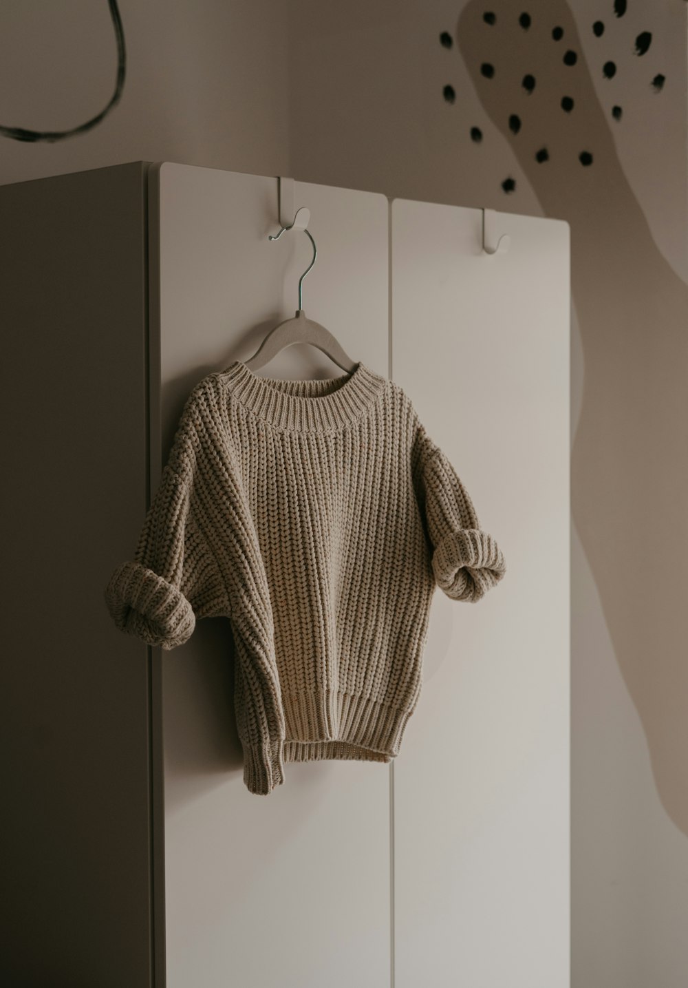 un pull accroché à un crochet dans une pièce