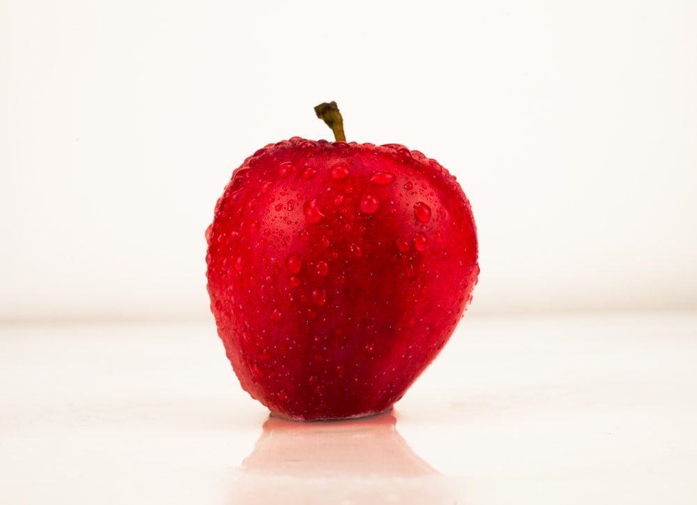 una manzana roja con gotas de agua