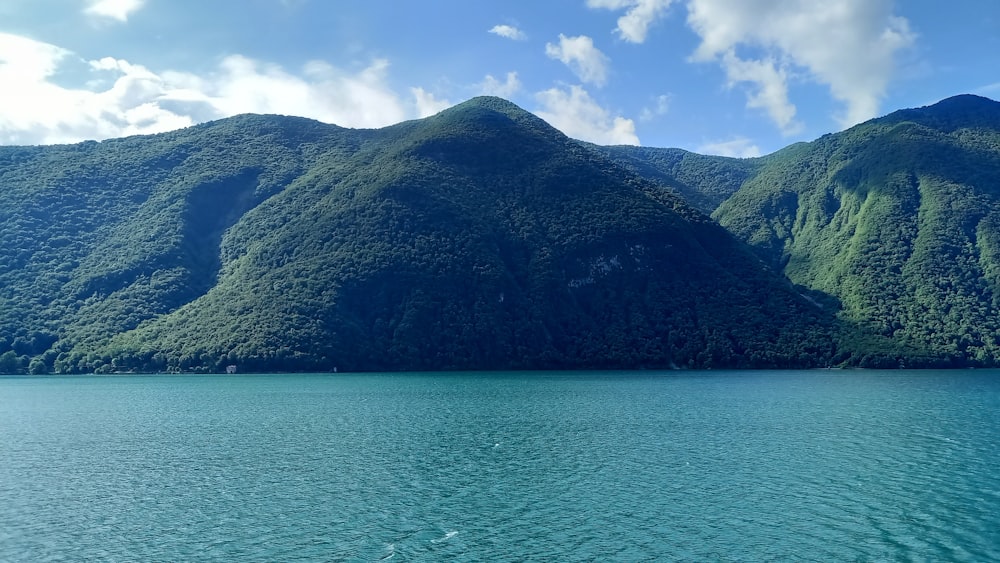 Un grande specchio d'acqua circondato da montagne