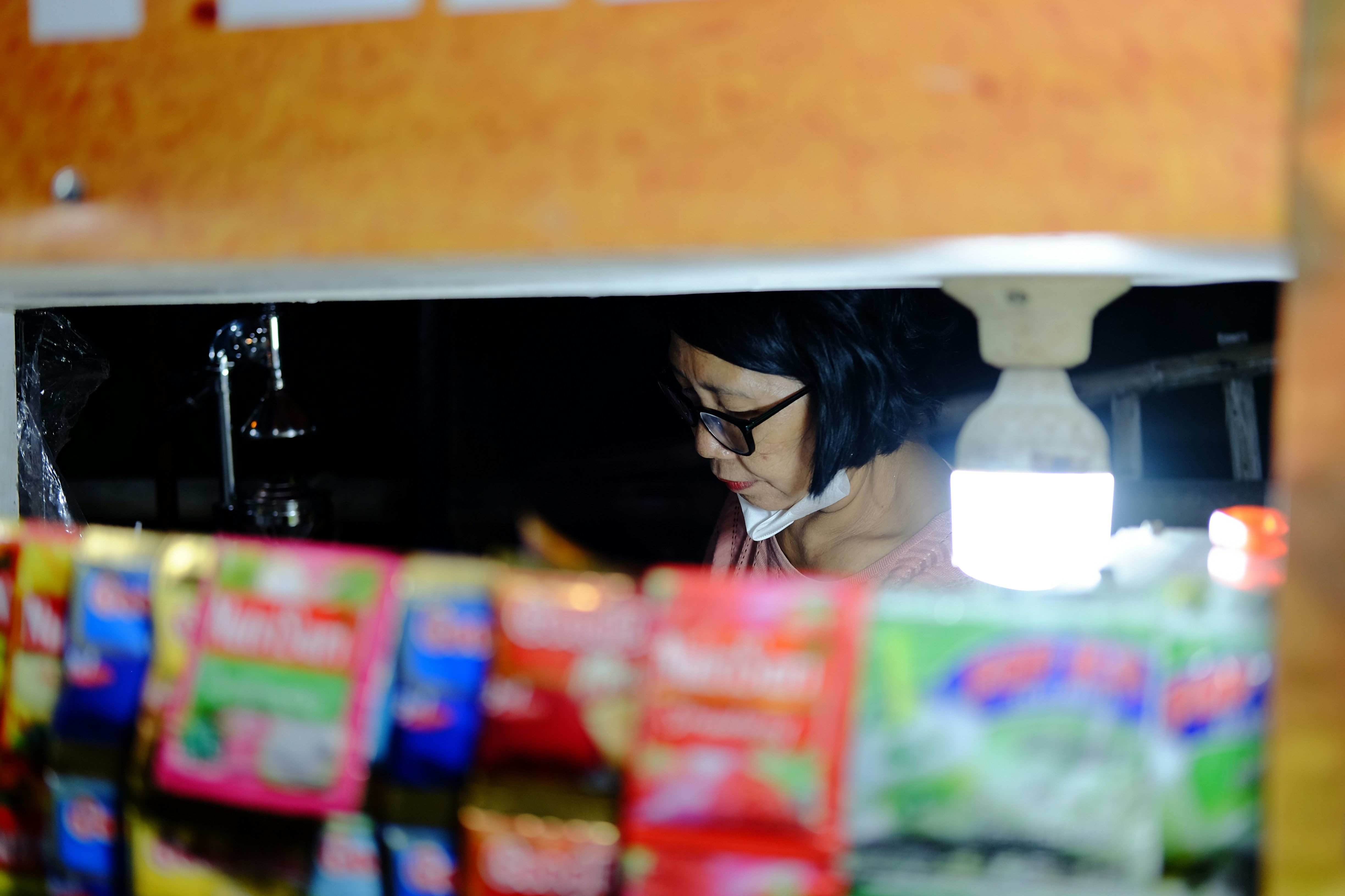 uma mulher em uma loja olhando para seu telefone celular