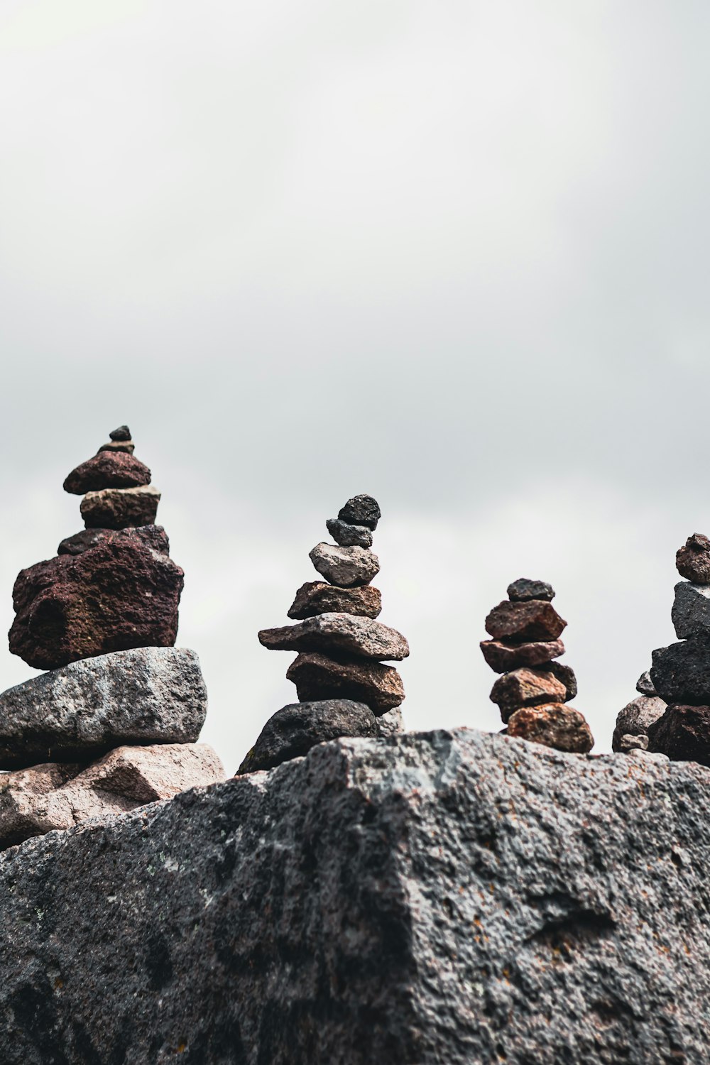 Un grupo de rocas apiladas una encima de la otra