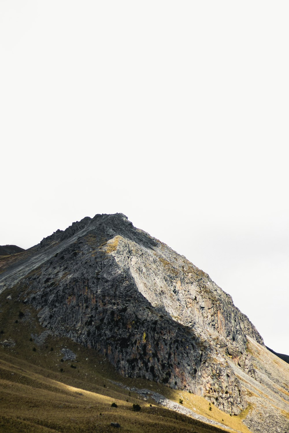 Una montaña muy alta con un cielo al fondo