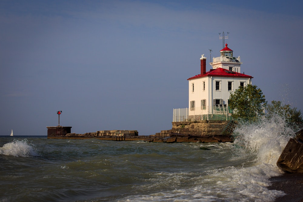 Ein Leuchtturm auf einer Klippe neben dem Meer