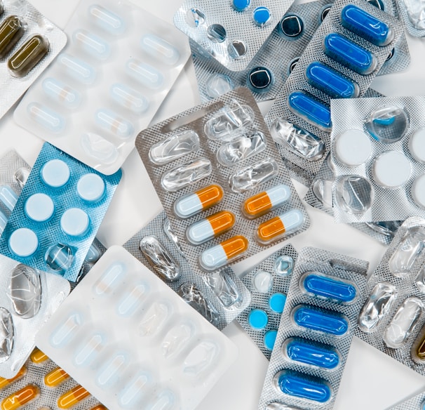 a pile of pills sitting next to each other on top of a table