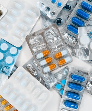 a pile of pills sitting next to each other on top of a table