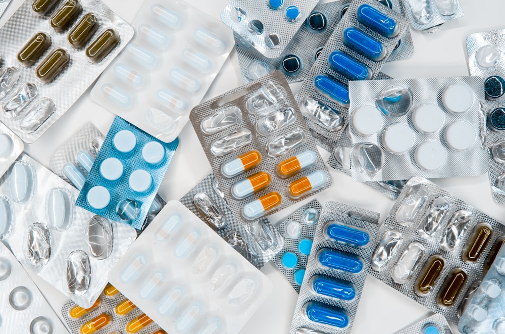 a pile of pills sitting next to each other on top of a table