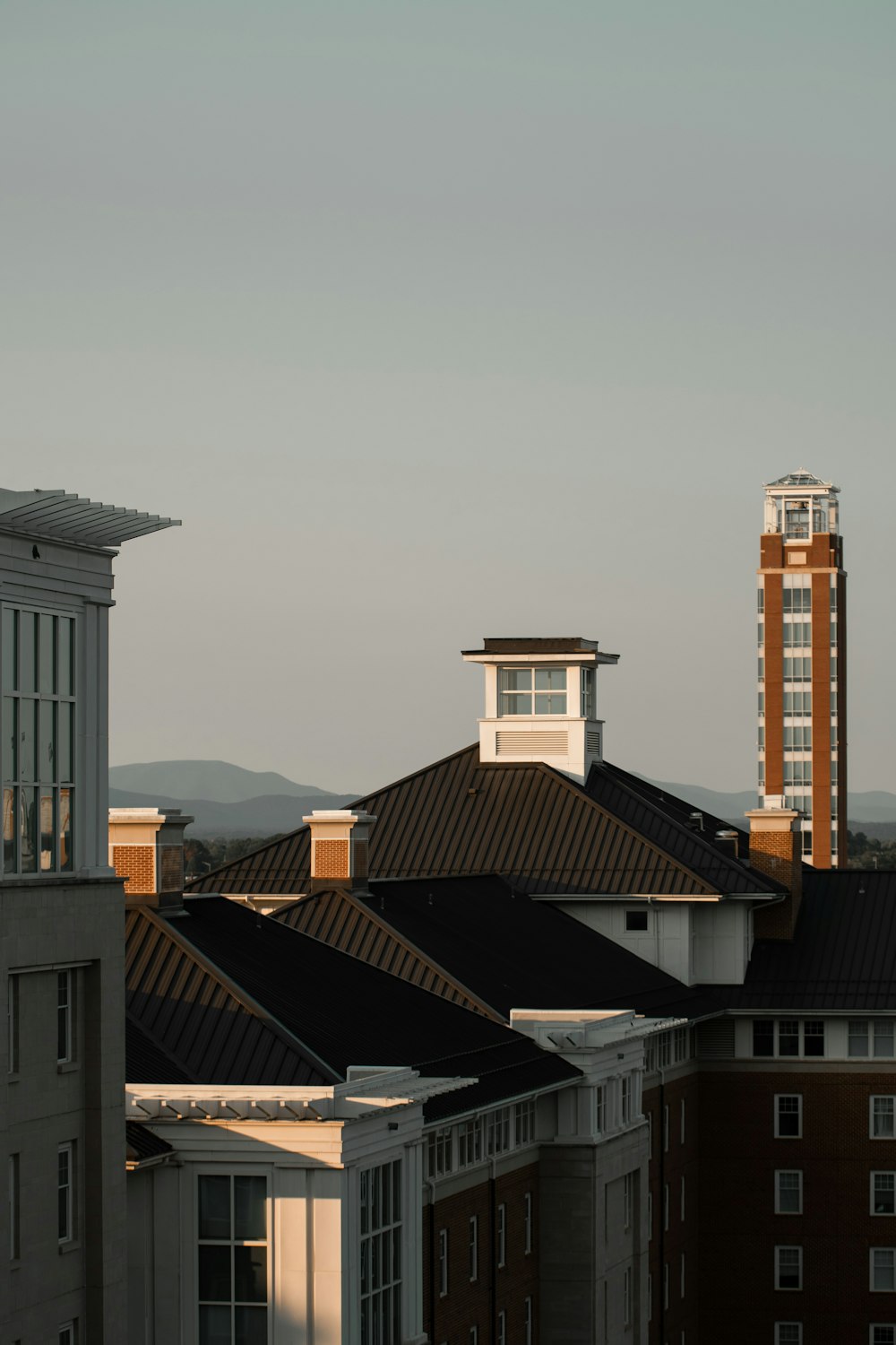 Una vista de un edificio con una torre del reloj en el fondo