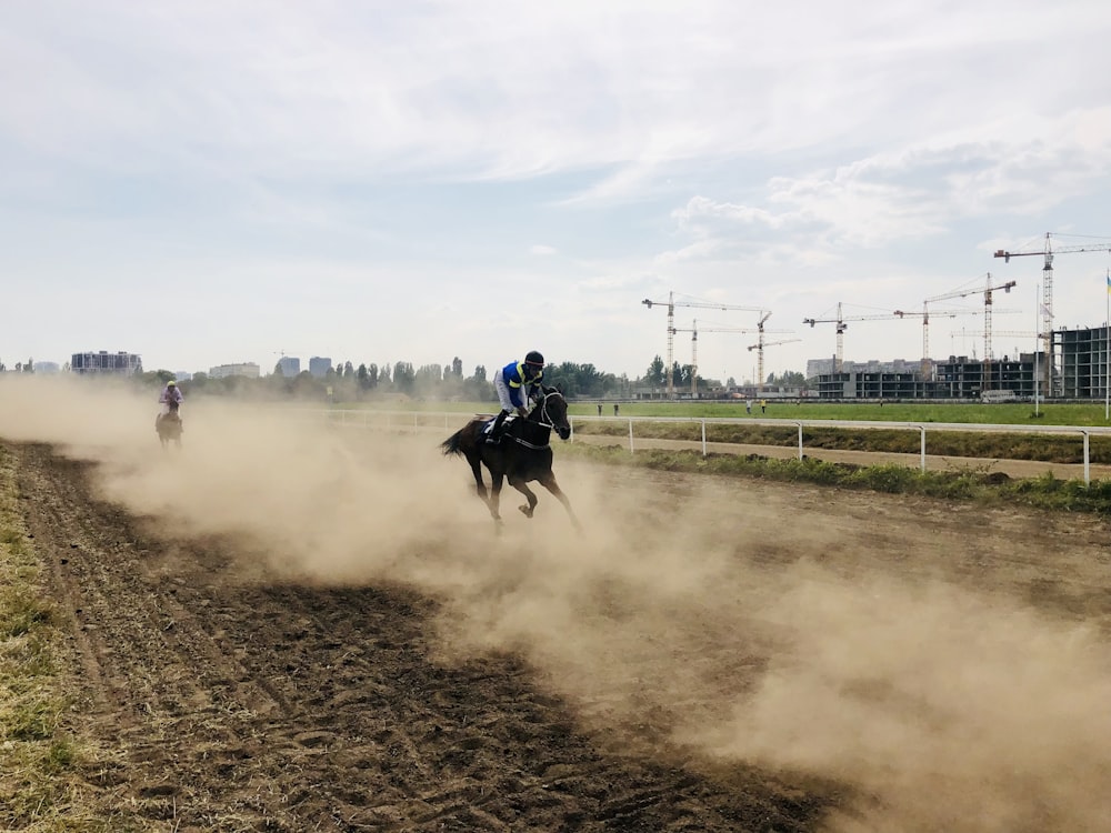 um grupo de pessoas montadas nas costas de cavalos