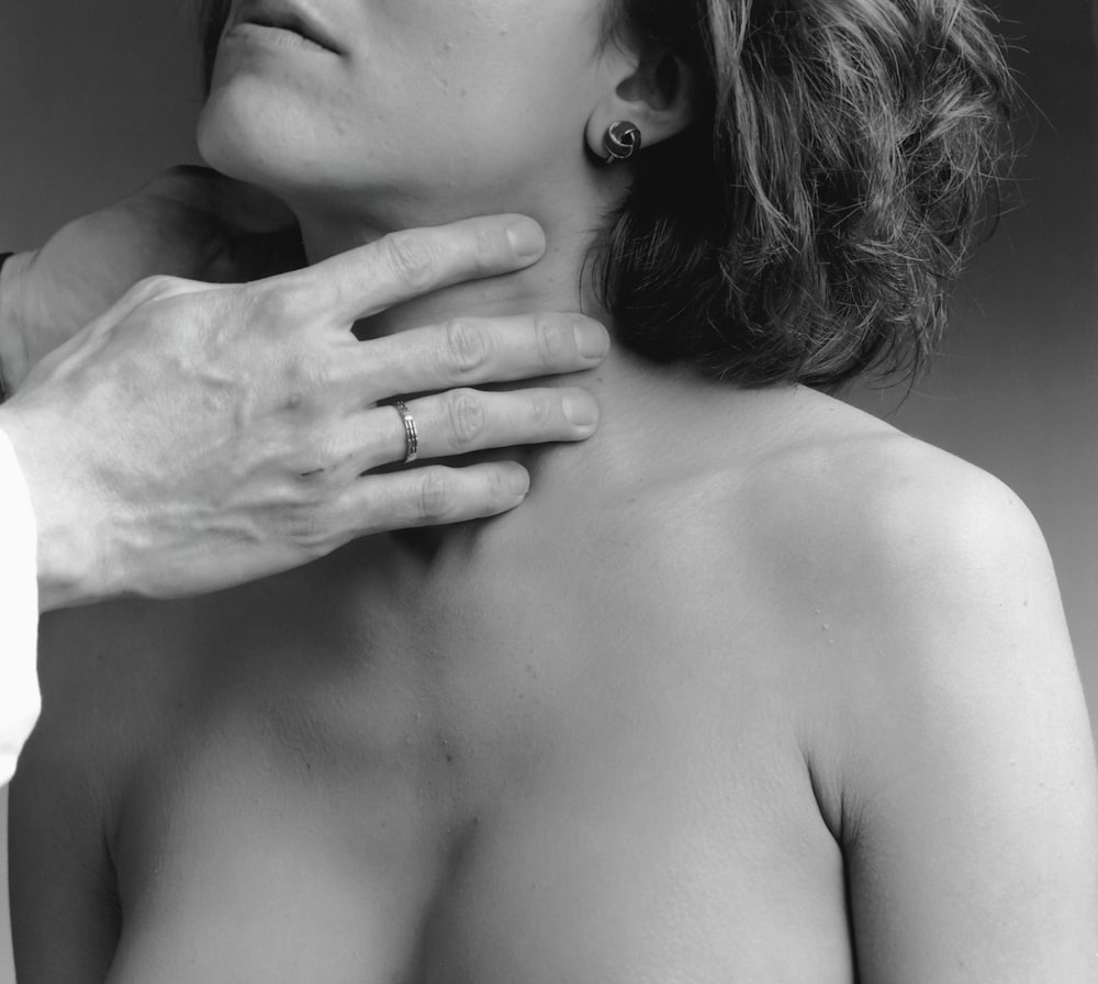 Una mujer tiene su mano en el hombro de un hombre