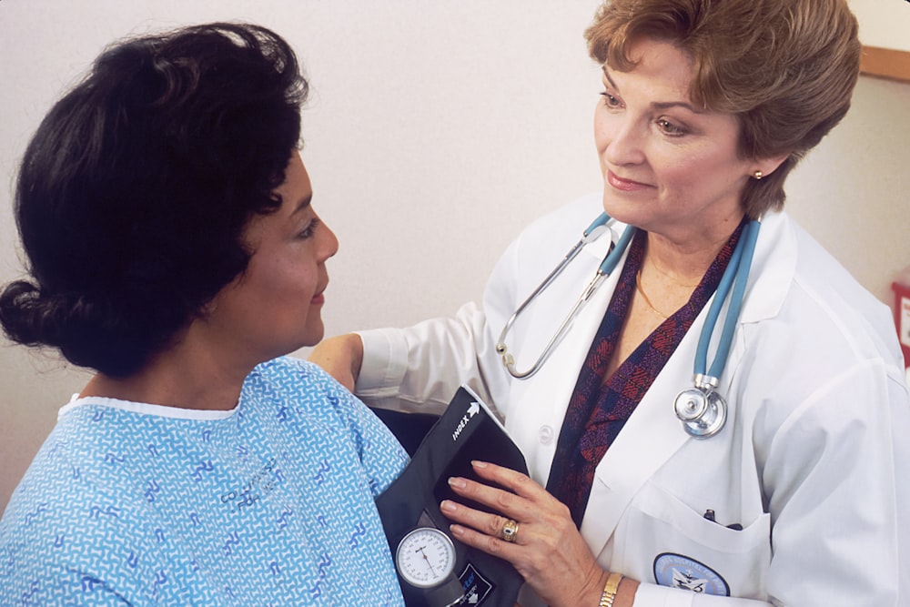 une femme avec un stéthoscope parlant à une autre femme