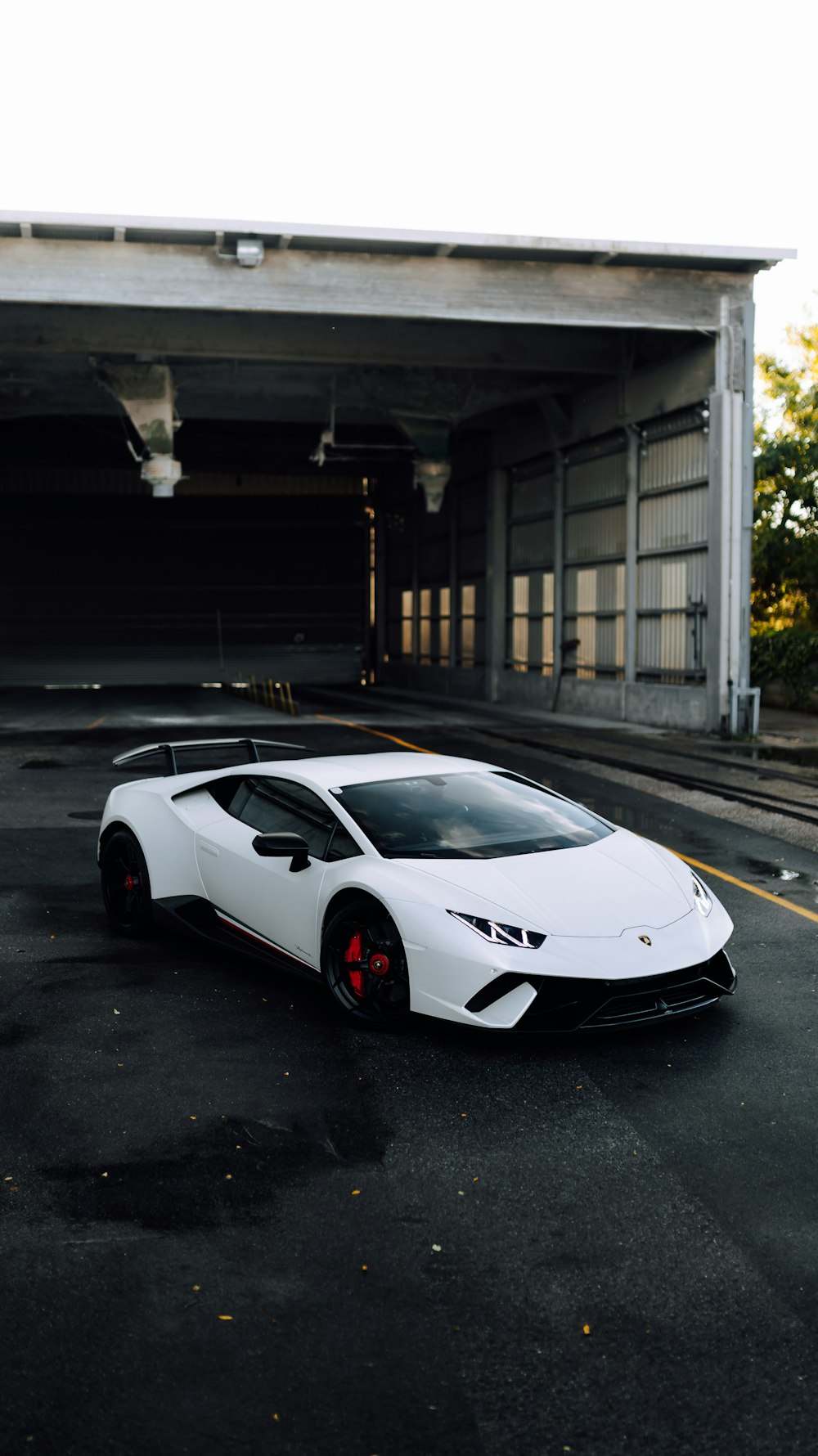 um carro esportivo branco estacionado em um estacionamento