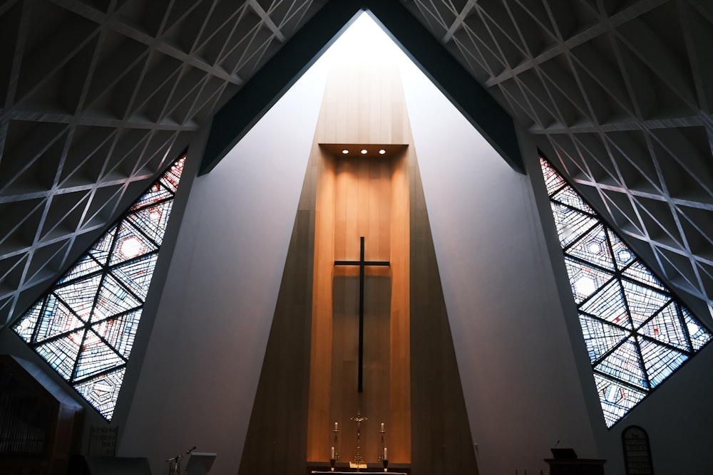 el interior de una iglesia con vidrieras